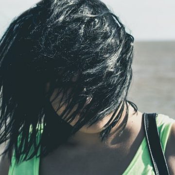 Pielęgnacja włosów w sezonie letnim: jak chronić włosy przed słońcem i wilgocią