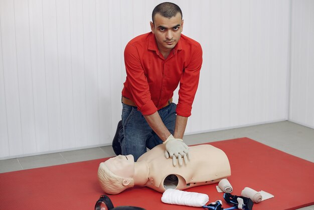Wprowadzenie do pierwszej pomocy: jak efektywne szkolenia mogą zwiększyć bezpieczeństwo w miejscu pracy